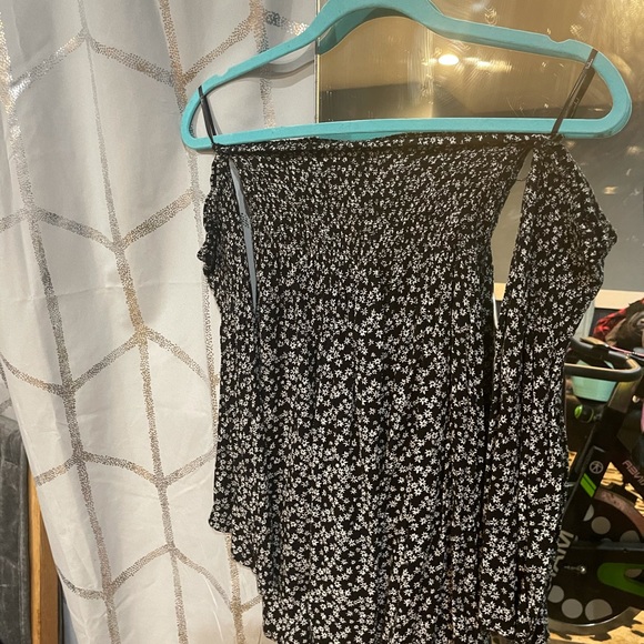 Black dress with white daisies - Picture 5 of 8